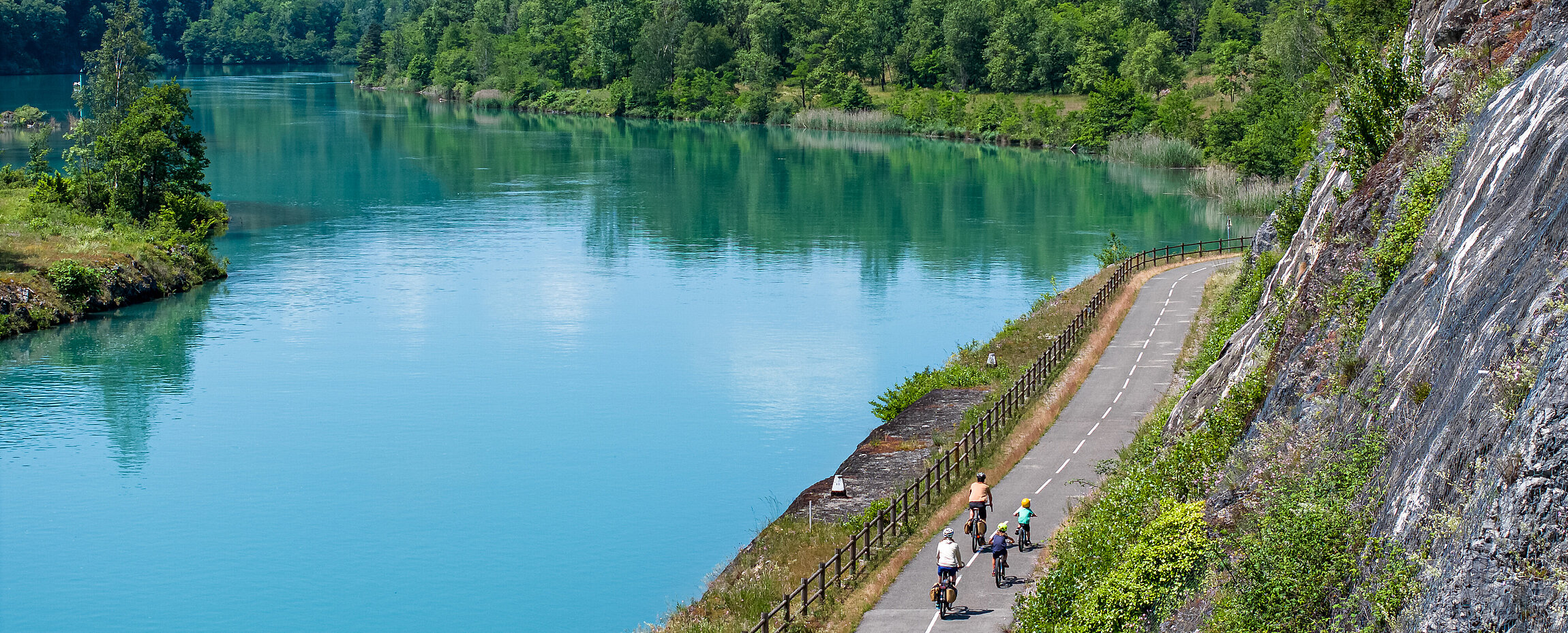 Radler auf dem Fahrradweg an der Rhône bei Massignieu.