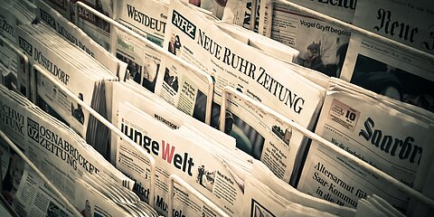 diverse Zeitungen aufgestellt im Zeitungsständer