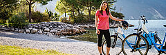 Radlerin vor dem Gardasee