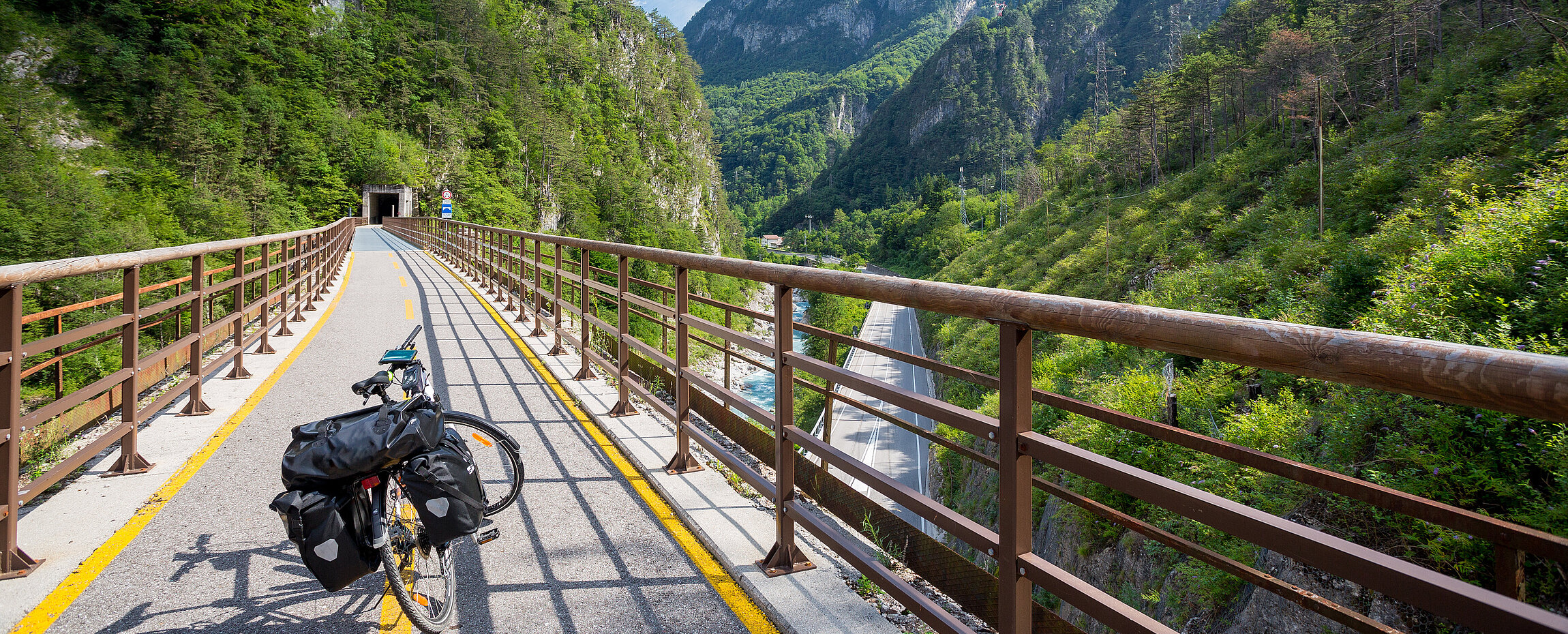 Rad am Radweg entlang der alten Bahnstrasse
