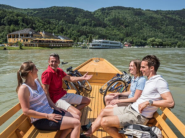 Radler bei einer Zillenfahrt im oberen Donautal