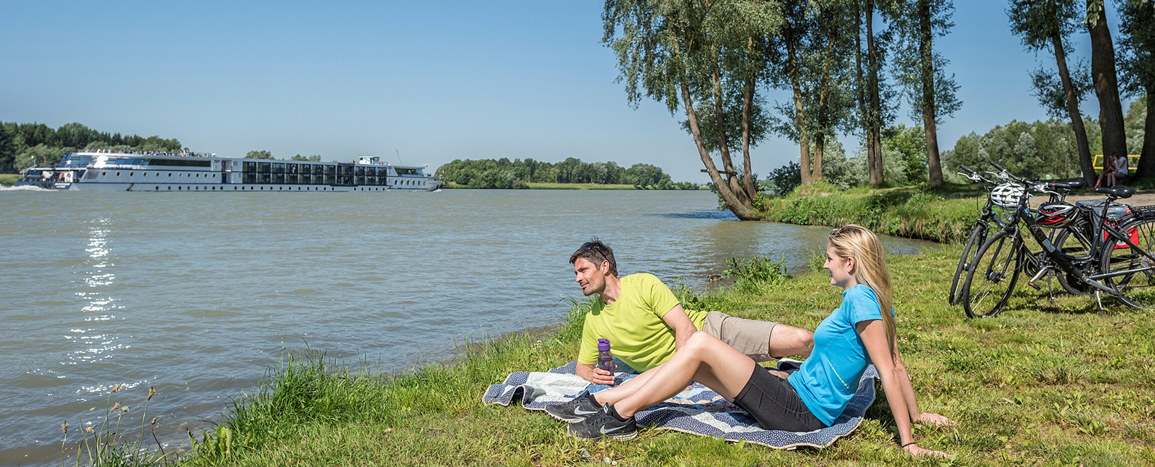 Au an der Donau - zwei Radler beim Pause machen